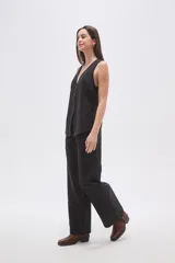 Chaleco sin mangas de viscosa color marrón topo, con escote en V profundo y cierre frontal de botones oscuros.