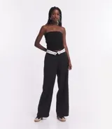 Blusa sin breteles negra de rib con textura ligera y fruncido lateral.