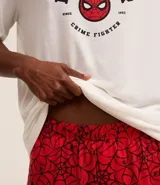 Conjunto de pijama corto para hombre, con remera blanca con estampa de Spider-Man y short rojo con estampado de telarañas.