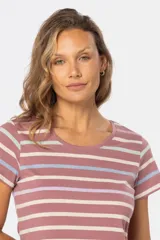 Remera de manga corta con rayas horizontales de colores pastel sobre fondo beige.