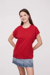 Remera color rojo de algodón, de corte holgado y manga corta.