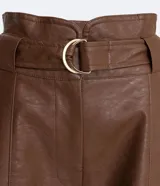 Short marrón de cuero sintético, tiro alto, corte clochard, con cinturón con hebilla metálica.