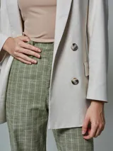 Blazer recto color crudo, de lino con doble botonadura.