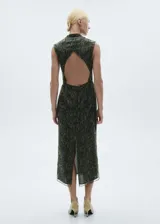 Vestido midi sin mangas, con cuello perkins y estampado de serpiente en tonos verdes y negros.