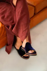 Sandalias Agnes Lenoble de terciopelo azul con ribete dorado y plantilla de cuero marrón.