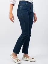 Pantalón de jean azul oscuro, de corte recto y tiro alto.
