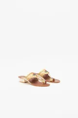 Sandalia de cuero color marrón con bordados y lentejuelas doradas, taco cuadrado de 3 cm de alto.