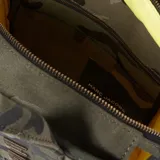 Bolso tote pequeño Marc Jacobs, confeccionado en jacquard con estampado de camuflaje en tonos verde y negro. Tiene doble asa corta, cierre superior con cremallera y correa bandolera extraíble y ajustable.