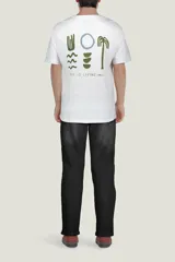 Remera de algodón color blanco con cortes rectos y diseño de estampado frontal.