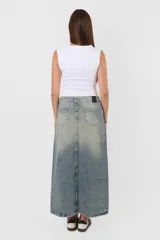 Musculosa blanca de microfibra con escote cuadrado y corte ajustado.