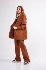 Blazer violeta de corte oversized con solapas de muesca y bolsillos de parche.