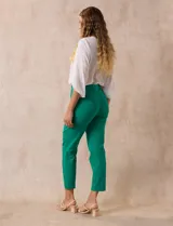 Pantalón recto verde esmeralda de gabardina elastizada, marca Zac & Rachel. Tiene pretina ancha con faja interna modeladora, bolsillos simulados en la parte delantera y bolsillos ojal en la parte trasera.