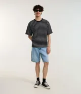 Bermuda de hombre de jean azul claro, corte slim, con cintura fija, cierre tradicional y bolsillos delanteros y traseros.