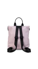 Mochila negra de nylon capitoneada con bolsillo principal con cierre, dos bolsillos frontales con cierre y asa superior.