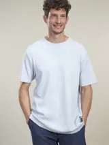 Remera celeste de manga corta y cuello redondo.