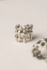 Anillo de plata 925 con diseño de tejido abierto.