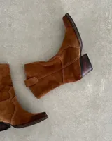 Bota corta de cuero descarne color marrón, con puntera cuadrada, caña media y detalle de costuras en contraste.