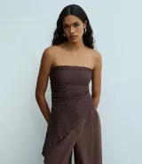 Top tipo bandeau sin breteles, color marrón oscuro, confeccionado en tejido de malla texturizada con efecto arrugado y un ruedo asimétrico y alargado en un lateral.
