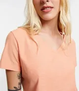 Remera de algodón negra, con mangas cortas y cuello en V.