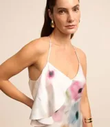 Vestido midi de breteles finos con estampado floral, escote en V y volado en el busto. Confeccionado en tejido satinado con escote degagê en la espalda.