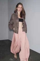 Pantalón bombacho de lyocell color rosa pálido, con cintura elástica y lazos ajustables en los tobillos.