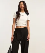 Pantalón de vestir negro, de corte recto, con trabillas en la cintura y elástico en la parte trasera.