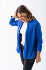 Saco azul de lanilla con corte recto, terminaciones de alta calidad, bolsillos funcionales y cierre delantero.