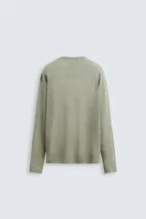 Jersey color beige de punto tejido en hilatura ligera de lino, con cuello redondo, manga larga y acabados en rib.