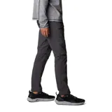 Pantalón de senderismo color caqui, repelente al agua y resistente a las manchas, con tejido elástico en dos direcciones. Cuenta con cinturón integrado removible, bolsillos laterales, bolsillo de seguridad con cremallera, bolsillo cargo, pernera con ceñidor en el dobladillo, bolsillos traseros, trabilla multiuso para el cinturón y malla de ventilación en la parte posterior de las rodillas.