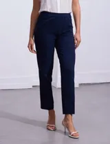 Pantalón negro de gabardina elastizada, corte recto, con bolsillos delanteros y traseros. Marca Zac & Rachel.