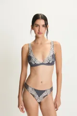 Conjunto de lencería gris con detalles de encaje floral blanco. Incluye un corpiño triangular sin aro y una bombacha tipo tanga.