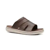 Sandalia casual de cuero color marrón con tiras anchas y suela de goma color beige.