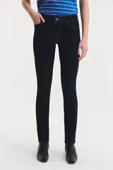 Jeans de corte recto, tiro medio y sin elasticidad, en color azul oscuro.