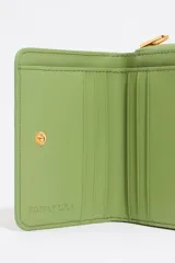 Monedero pequeño verde con estampado animal print en negro y rosa. Cierre con cremallera dorada y logo de la marca en el frente.