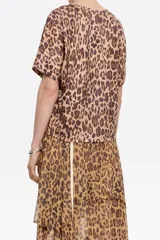 Camiseta de algodón con estampado animal print de leopardo. Corte boxy, escote redondo, manga corta y pliegues en el hombro.