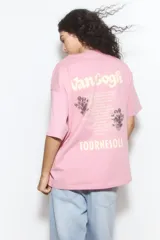 Remera rosa de corte amplio con estampado de girasoles y el texto "Van Gogh".