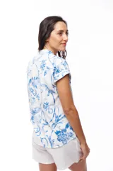 Blusa blanca con estampado floral azul, de manga corta y escote en V.