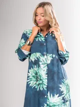 Vestido camisero de color marrón con estampado floral, de corte entallado y manga larga.