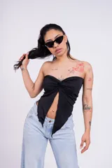Top strapless negro con nudo en el centro y abertura en el abdomen.