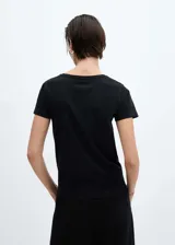 Remera negra de algodón con cuello redondo y logo de la marca estampado en el pecho.