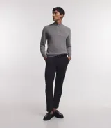 Suéter gris de viscosa texturizada, corte comfort, con cuello alto y cierre de cremallera.