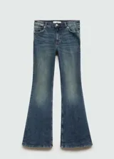 Pantalón de jean acampanado de tiro alto, color azul denim, con cinco bolsillos y trabillas.