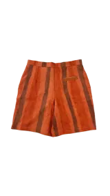 Bermuda a la rodilla con rayas verticales color salmón y gris. Tiene tiro medio, calce relajado, cierre con botones y ganchito oculto en la cintura, y bolsillos laterales.