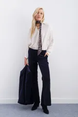 Pantalón de terciopelo color borgoña, estilo oxford, con bolsillos diagonales delanteros y ojal trasero.