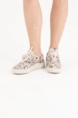 Zapatillas bajas con capellada de cuero natural con estampado animal print.