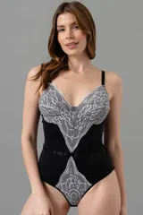 Body negro con puntilla elastizada blanca en busto y cintura. Breteles regulables y broche en entrepierna.