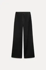 Pantalón negro de pierna ancha confeccionado en tejido de punto canalé con algodón. Tiene tiro medio y cintura con elástico interior.
