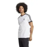 Remera blanca de corte clásico con cuello redondo y mangas cortas con ribete negro. Presenta tres rayas negras en los hombros y logo Adidas bordado en el pecho.