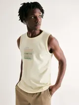 Musculosa celeste con estampa geométrica en el pecho.