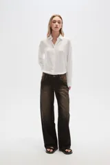 Pantalón de jean marrón con efecto desgastado, corte ancho y tiro bajo.